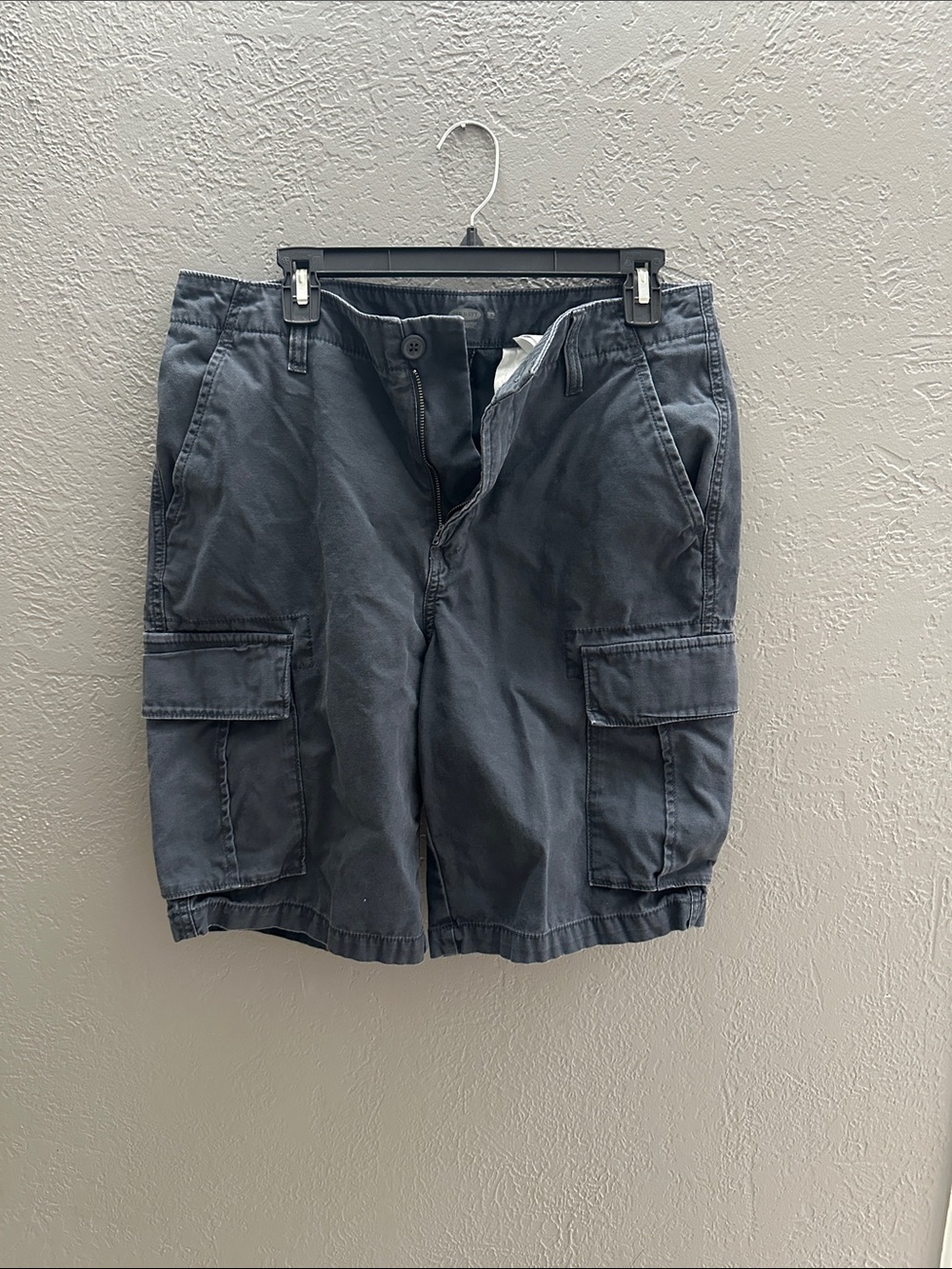 Old Navy Men's Cargo Shorts in Charcoal Gray